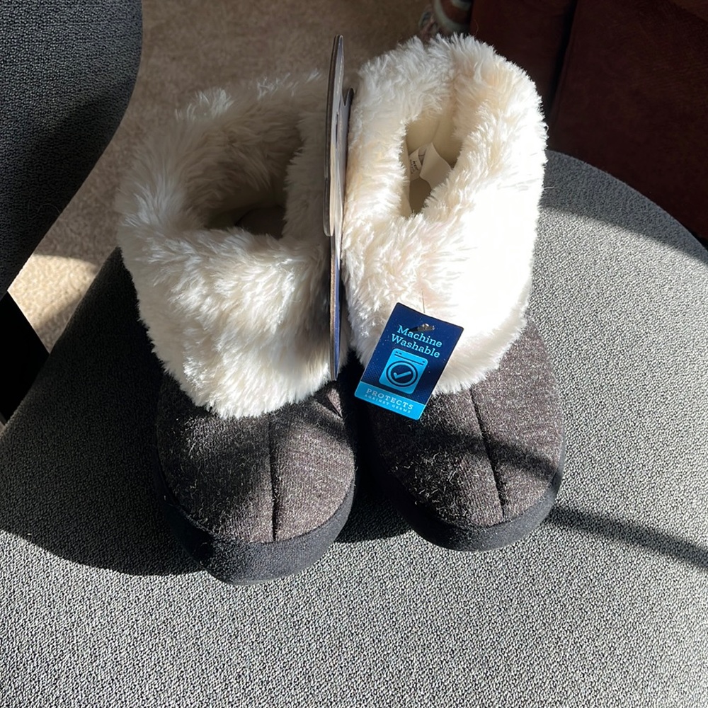 Isotoner women’s slippers XL 9.5-10.5 black w/white faux fur.  $10